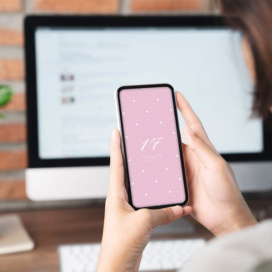【無料壁紙】数字17と小さい花とドット柄のスマホ壁紙