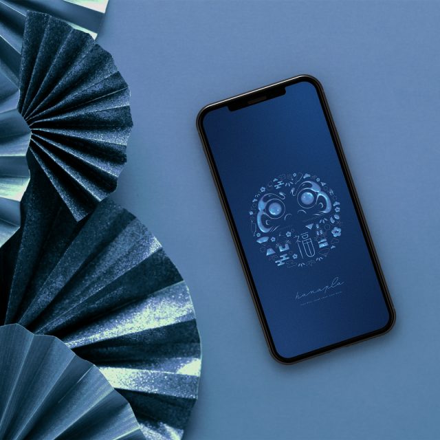 【最上成長御守！群青だるま縁起大集結】🌌自己成長・仕事運アップ✨鏡餅・門松・富士山・小槌・扇が集い願望成就を後押しするスマホ壁紙💙