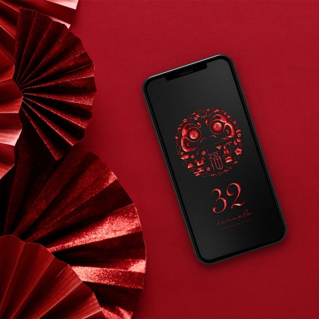 【最大開運御守！紅赤だるま縁起大集結＋数字32】🔥厄除け・無病息災を祈る✨鏡餅・門松・富士山・小槌・扇が集う最強スマホ壁紙🌸