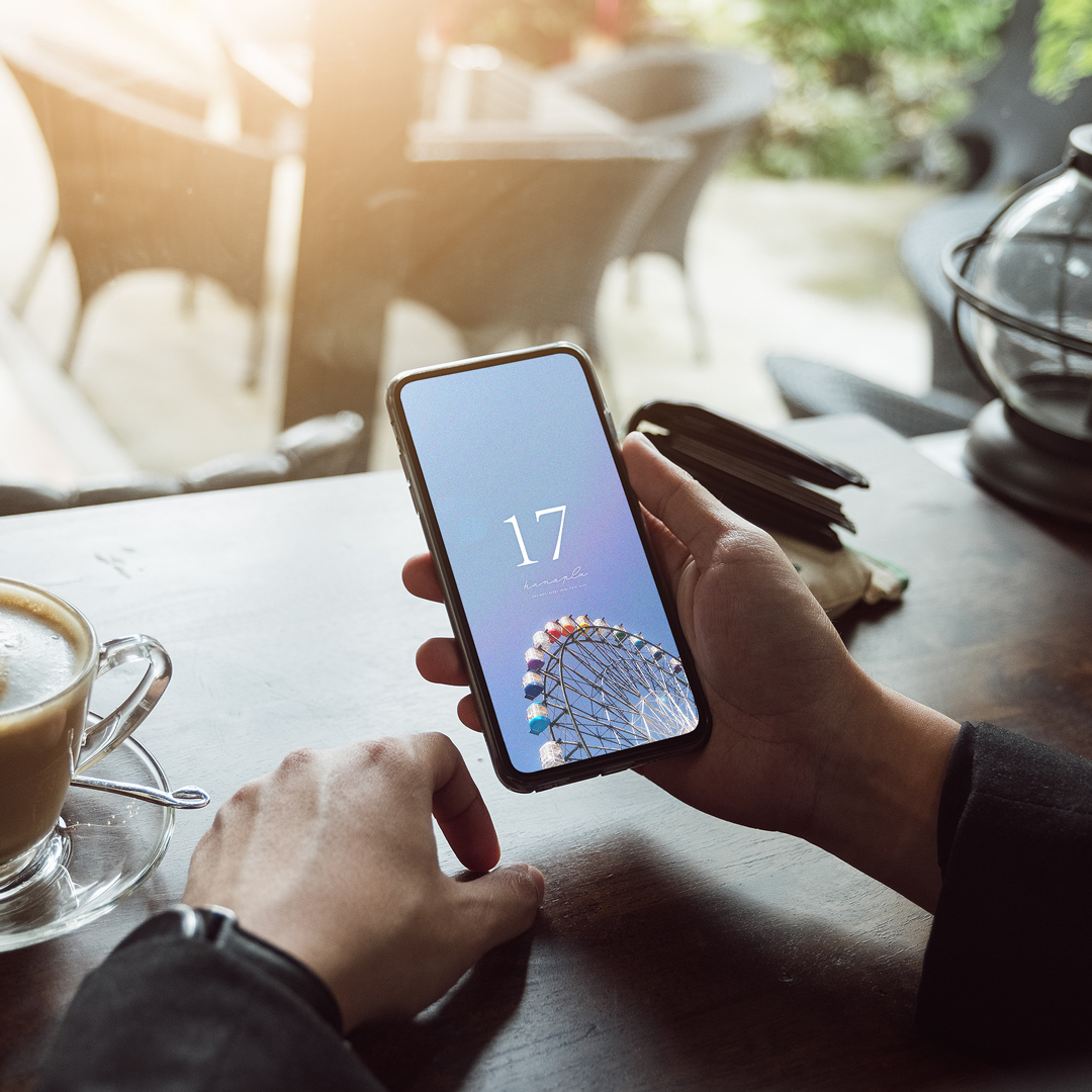 【レトロな風景】ノスタルジー効果と数字17で開運！おしゃれな青空と観覧車のスマホ壁紙