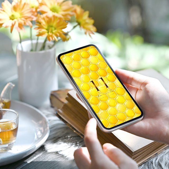 【ハニーゴールドの幸せハーモニー＋数字11】🍯✨金運と愛情運を呼び込む蜂蜜の六角輝きスマホ壁紙🌟心に甘い癒しと豊かさを