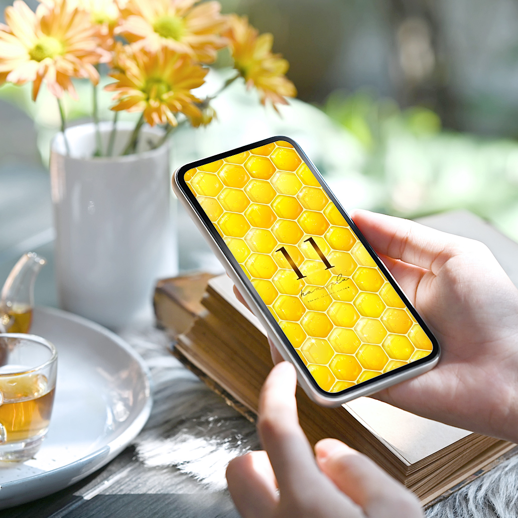 【超成功お守り】高級美の蜂蜜とラッキーナンバー！ハニーゴールドヘキサゴンと数字11のスマホ壁紙