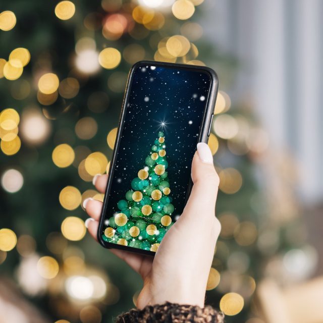 【ゴールデンXmasツリー】願いを叶えるトップスターが輝く!金色オーナメントのクリスマスツリーの待ち受け画像