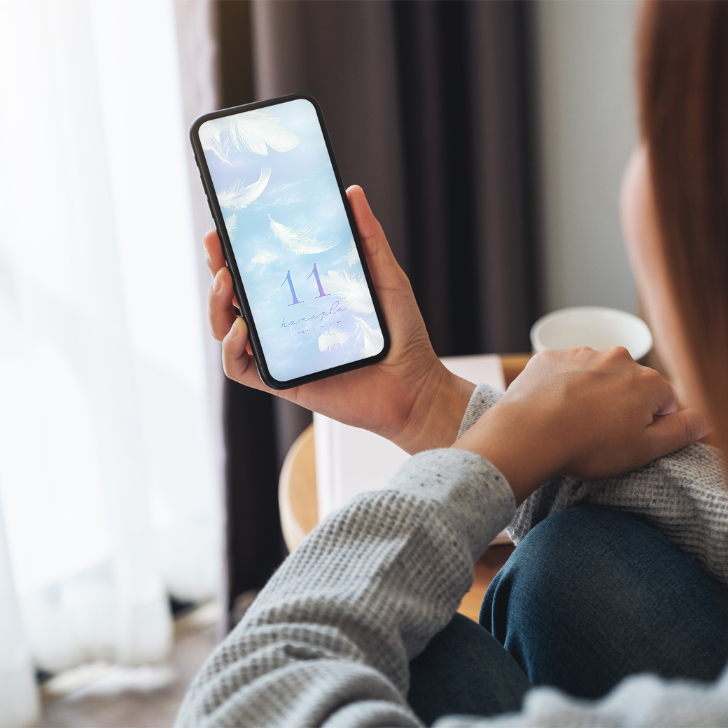 【美と知性UP】飛躍と知性と美意識の力!大天使ハニエルの優美な光と白い羽根のスマホ壁紙