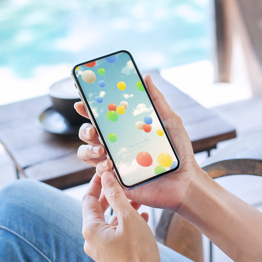 ふわふわ風船で飛躍！空に舞いあがるレトロ風スマホ壁紙