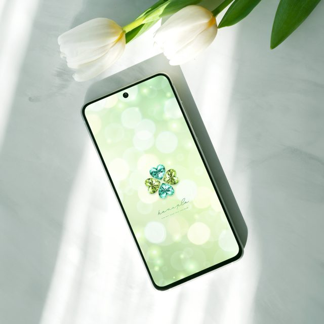 【四つ葉ジュエリーのグリーン】幸運を呼ぶエメラルドとペリドットの輝き🍀心ときめくスマホ壁紙で毎日をハッピーに✨