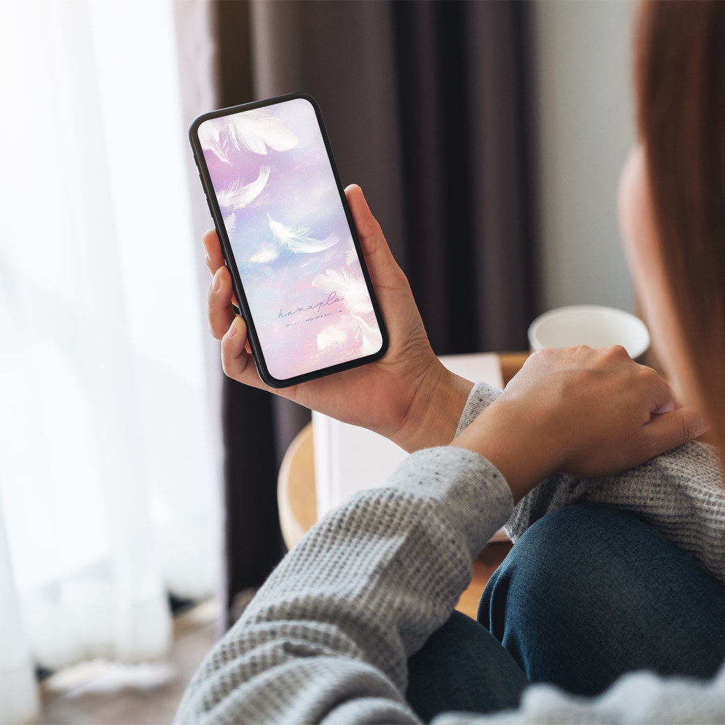 【天使の白い羽根ピンクパープル】癒しと願いを運ぶスマホ壁紙🪽心を浄化する幸運のグラデーション空