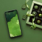 【キラキラ濃抹茶ショコラ】癒やしと幸福を運ぶ🍀とろけるグリーンの甘美なチョコレート待ち受け画像✨