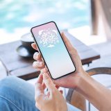 【奇跡を運ぶ白イルカと花の祝福】🌸ピンクブルーの癒しグラデーションで幸福を呼び込むスマホ待ち受け壁紙✨