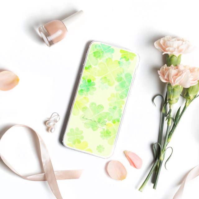 【願い叶える幸運クローバー】💚心癒やす四つ葉とライトグリーンの優しさで毎日を前向きにするスマホ待ち受け画像🍀