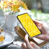 【ハニーゴールドの幸せハーモニー】🍯✨金運と愛情運を呼び込む蜂蜜の六角輝きスマホ壁紙🌟心に甘い癒しと豊かさを