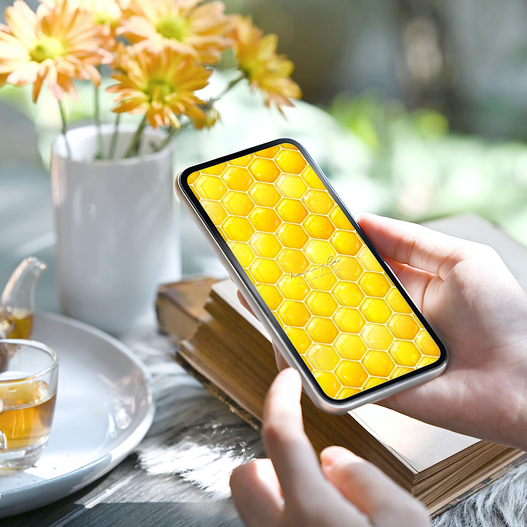 【ハニーゴールドの幸せハーモニー】🍯✨金運と愛情運を呼び込む蜂蜜の六角輝きスマホ壁紙🌟心に甘い癒しと豊かさを