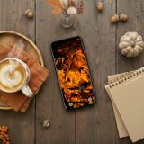 【幸福と癒しの秋夜モミジ】🍁幻想的にライトアップされた紅葉が心を照らし、癒しとご利益をもたらすスマホ待ち受け✨