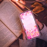 【ピンクに染まる幸福モミジ】✨幻想的な空に舞う紅葉が心を癒し、幸運と愛を運ぶスマホ壁紙🍁💖