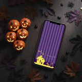 【ハロウィンの十字架と洋館】💜紫ストライプに浮かぶ黄色い洋館とお墓が描く幻想の夜🎃幸運を呼ぶスマホ壁紙✨