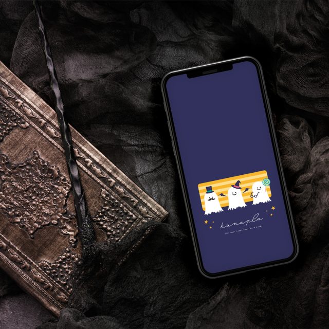 【ハロウィンゴースト3兄弟】👻ネイビー夜空に微笑むレトロポップな幸運オバケたち🎃毎日を楽しく彩るスマホ壁紙✨