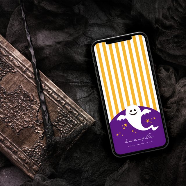 【幸福ハロウィン微笑みゴースト】👻紫とオレンジのストライプに舞う可愛い開運スマホ壁紙🎃毎日を幸せに彩る待ち受け✨