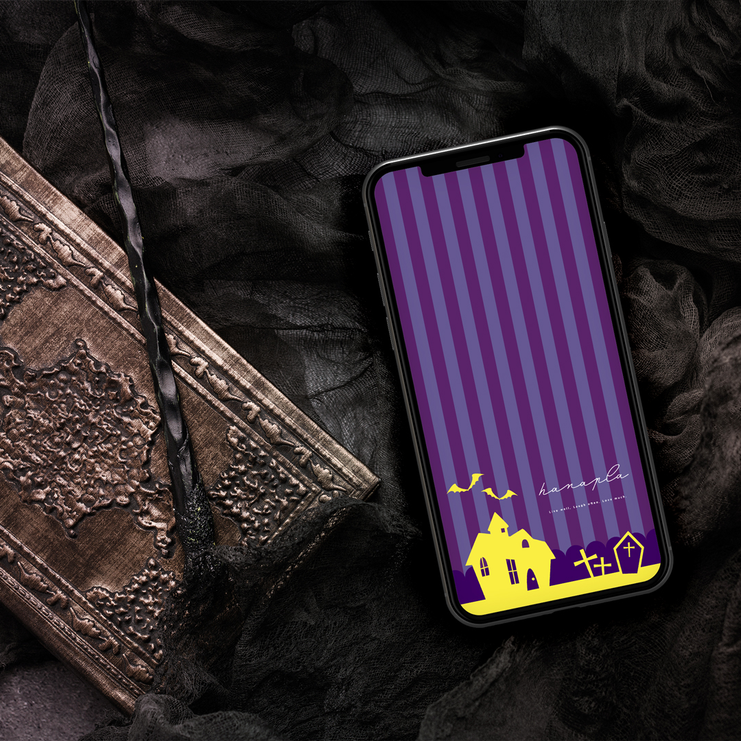 【ハロウィンの十字架と洋館】💜紫ストライプに浮かぶ黄色い洋館とお墓が描く幻想の夜🎃幸運を呼ぶスマホ壁紙✨