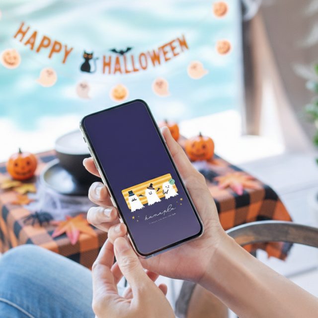 【ハロウィンゴースト3兄弟】👻ネイビー夜空に微笑むレトロポップな幸運オバケたち🎃毎日を楽しく彩るスマホ壁紙✨