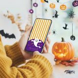 【幸福ハロウィン微笑みゴースト】👻紫とオレンジのストライプに舞う可愛い開運スマホ壁紙🎃毎日を幸せに彩る待ち受け✨