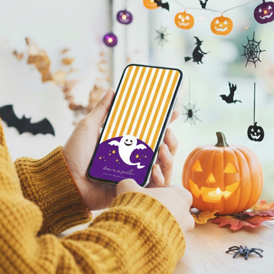 【幸福ハロウィン微笑みゴースト】👻紫とオレンジのストライプに舞う可愛い開運スマホ壁紙🎃毎日を幸せに彩る待ち受け✨