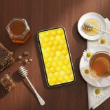 【ハニーゴールドの幸せハーモニー】🍯✨金運と愛情運を呼び込む蜂蜜の六角輝きスマホ壁紙🌟心に甘い癒しと豊かさを