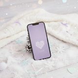 【ライラックラメの雪結晶ハート】❄️煌めく六花が運ぶ癒しと希望✨心を浄化し愛を育むスマホ壁紙💖