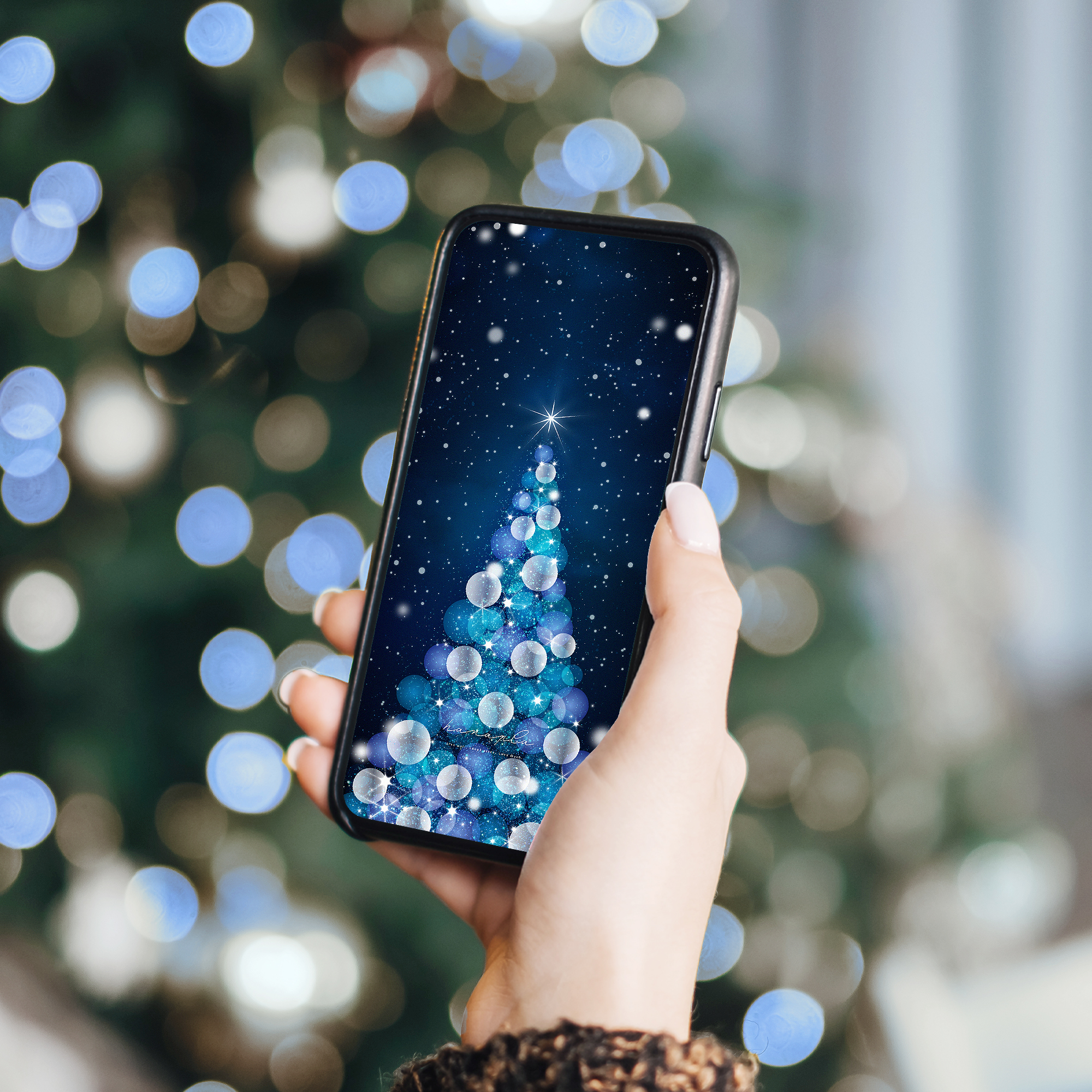 【星と雪が舞う青銀のクリスマスツリー】🎄❄️静寂の夜空に輝く希望の光✨心を浄化し未来を照らすスマホ待ち受け💙