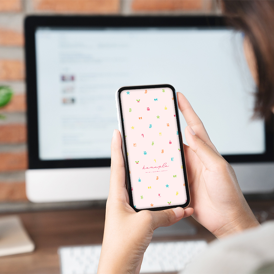 クリスマス待ち受け カラフルなドット柄のオーナメントが可愛いポップなスマホ壁紙 公式 待ち受け運気効果ハナプラ おしゃれ シンプル かわいい Iphone 高画質 スマホ壁紙